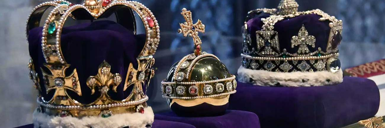 La couronne de saint Édouard et l’orbe crucigère. L’orbe date du XVIIe siècle, il est divisé par des bandes de bijoux en trois parties qui représentent les trois continents connus à l’époque médiévale. C'est une représentation du monde chrétien.